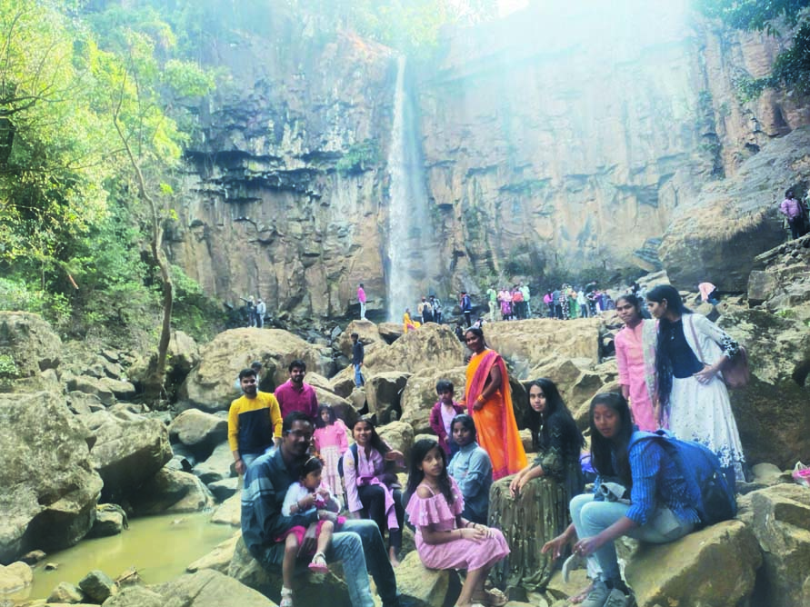 प्रज्ञा इंस्टिट्यूट के छात्र एवं छात्राओं द्वारा मैनपाट का एजुकेशन टूर