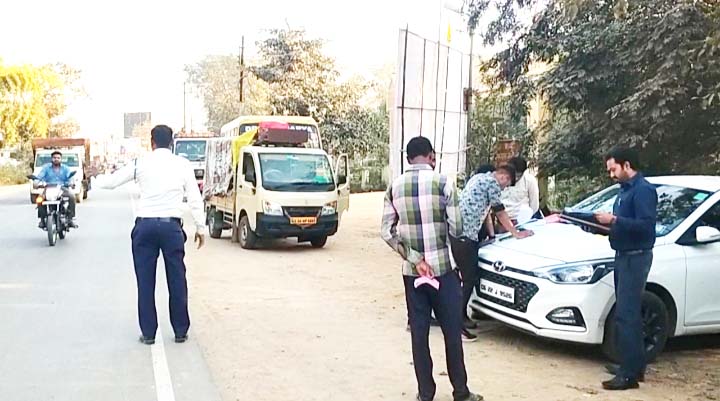 पुलिस ने शुरू की दस्तावेजों की जांच, चालानी कार्रवाई भी पुलिस ने शुरू की दस्तावेजों की जांच, चालानी कार्रवाई भी
