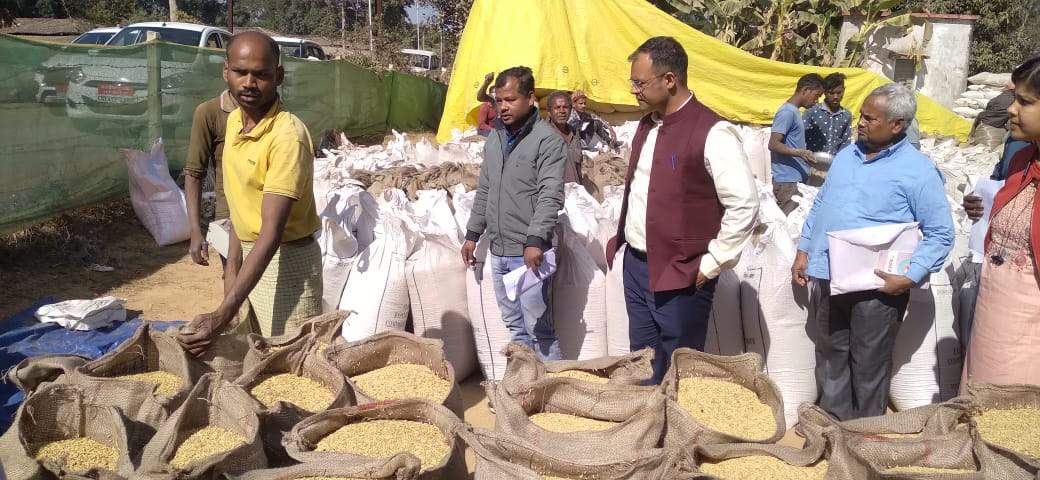 कलेक्टर-एसपी ने किया धान खरीदी केंद्रों का आकस्मिक निरीक्षण