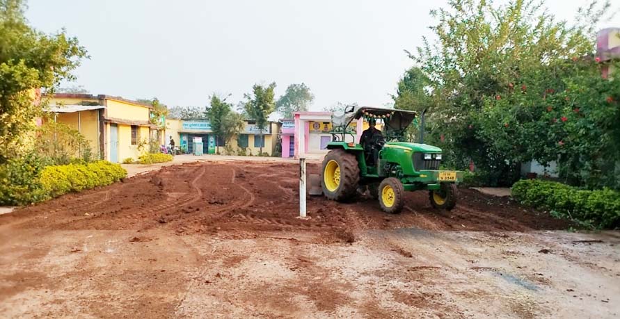 अवैध मुरूम से शाला परिसर  को किया जा रहा बराबर