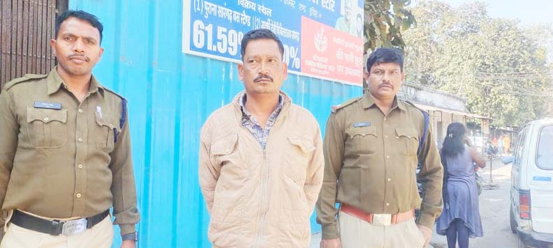 चाकूबाजी का फरार आरोपी गिरफ्तार