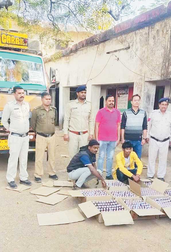 2 ग्रामीणों के घर दबिश, शराब जब्त, 2 गिरफ्तार
