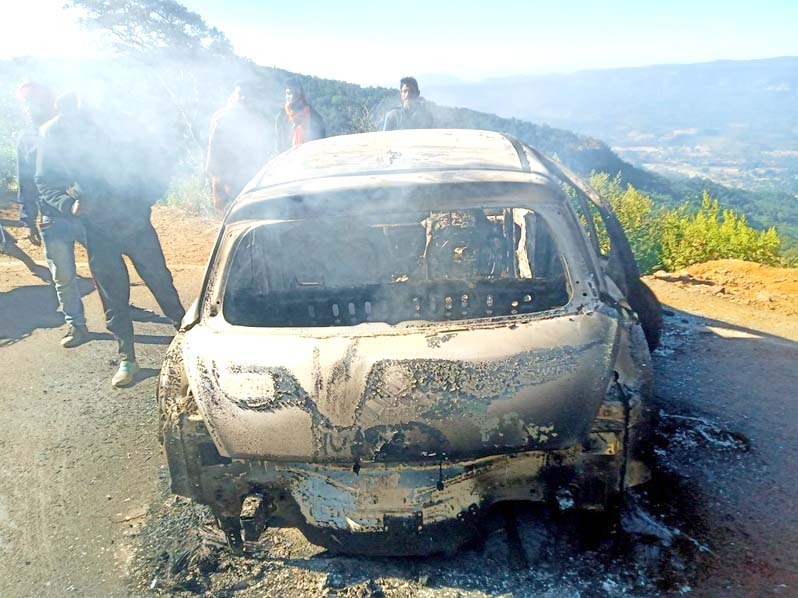 मैनपाट-रायगढ़ बार्डर पर जलती हुई कार में जली लाश मिली