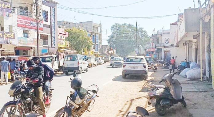 यातायात व्यवस्था चरमराई, हादसे की आशंका