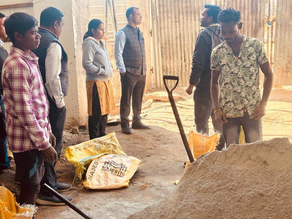 कलेक्टर ने इनडोर स्टेडियम निर्माण  का किया निरीक्षण