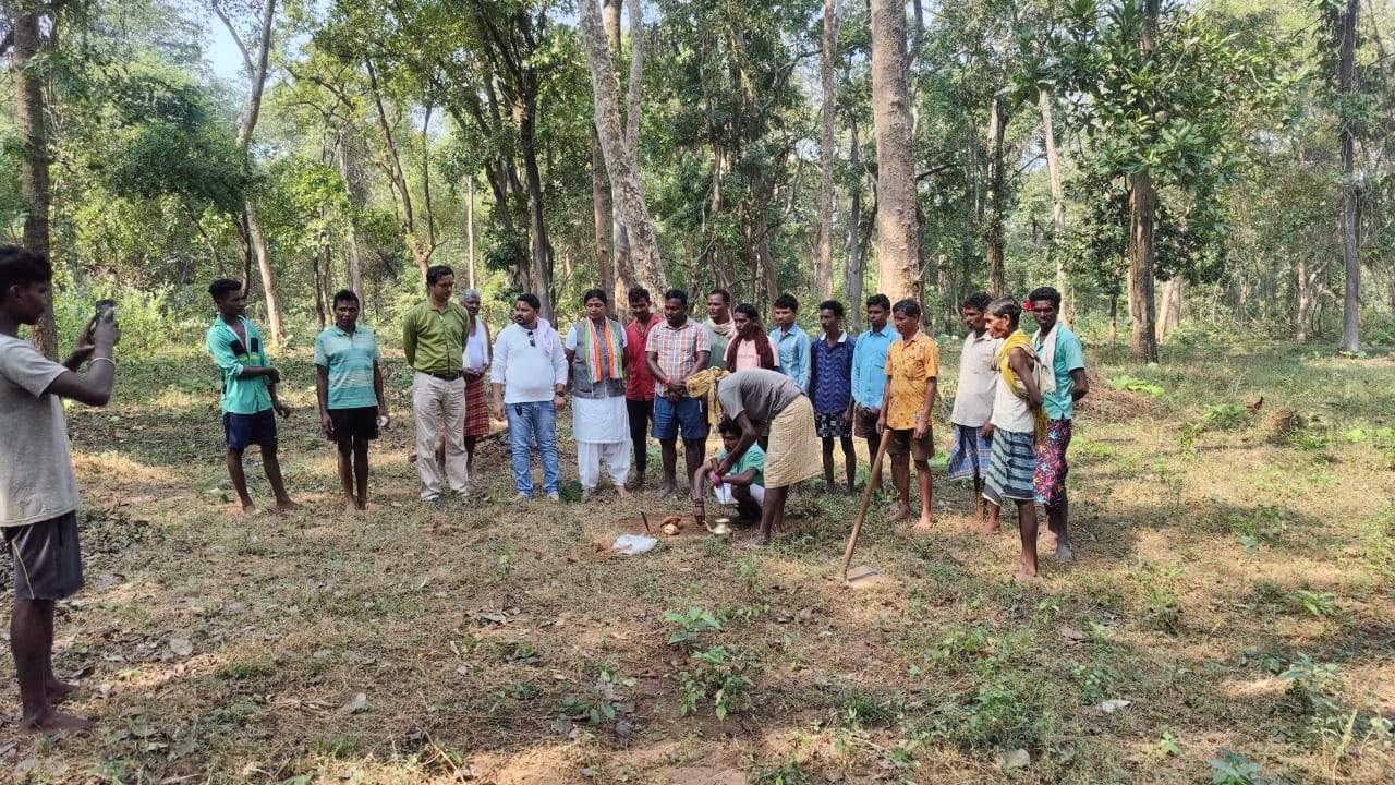 जिपं सदस्य नीना ने किया गुड़ी व शेड निर्माण कार्य का भूमिपूजन जिपं सदस्य नीना ने किया गुड़ी व शेड निर्माण कार्य का भूमिपूजन