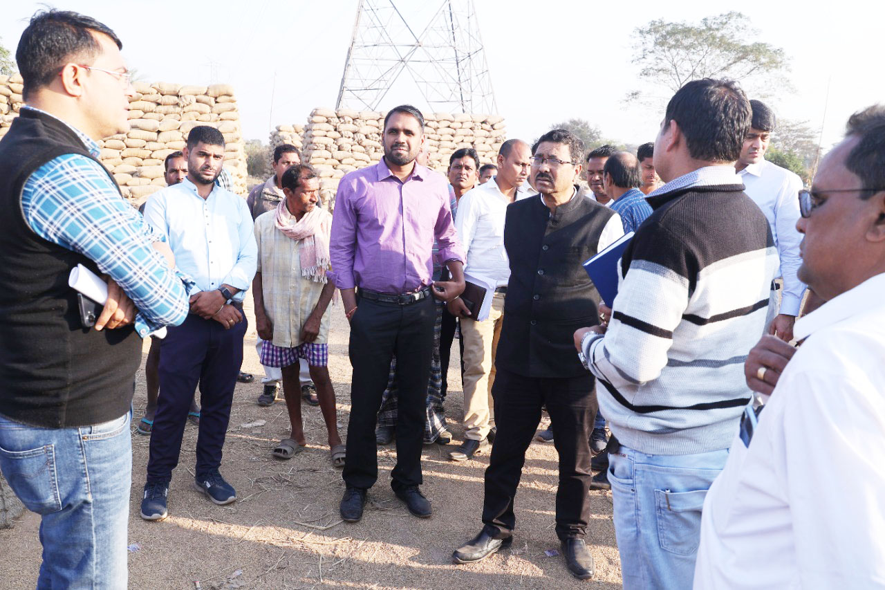  खरीदी की व्यवस्था- अव्यवस्था देखी दास ने निरंजन दास रहे जिले के दौरे पर