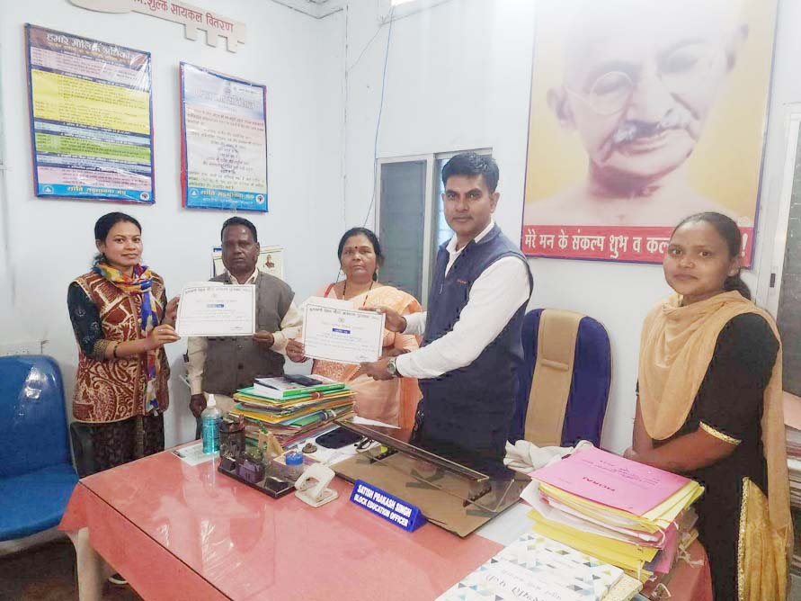 उत्कृष्ट कार्य करने वाले प्रधान पाठक सम्मानित