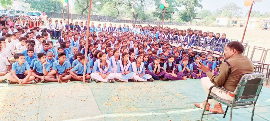 एसपी ने स्कूली बच्चों को दी सुरक्षा के टिप्स एसपी ने स्कूली बच्चों को दी सुरक्षा के टिप्स