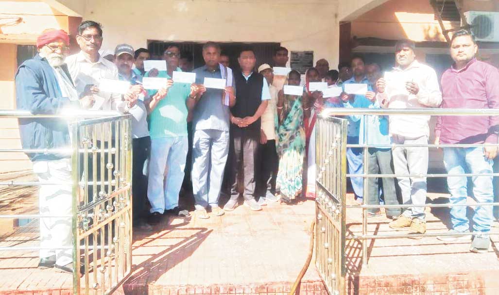 अनुदान राशि चेक वितरित अनुदान राशि चेक वितरित