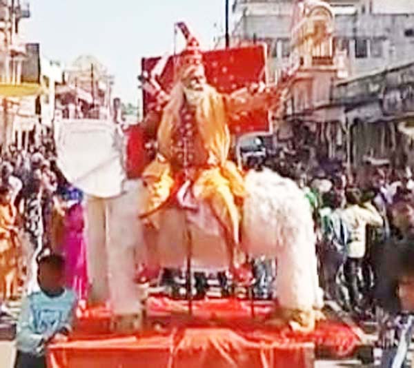 विदा वर्ष को बहुरूपिया कलाकारों ने बनाया यादगार