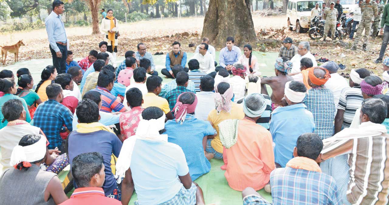 कलेक्टर ने छिनारी में लगाई चौपाल, ग्रामीणों की सुनी समस्याएं, निराकरण के निर्देश