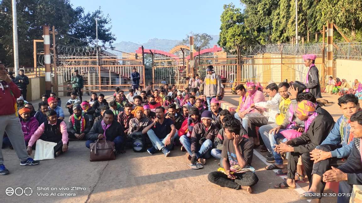 13 सूत्रीय मांगों को ले जनता कांग्रेस  मजूदर यूनियन ने दिया धरना