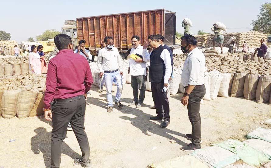 जिला प्रभारी सचिव ने धान खरीदी केंद्रों का किया निरीक्षण