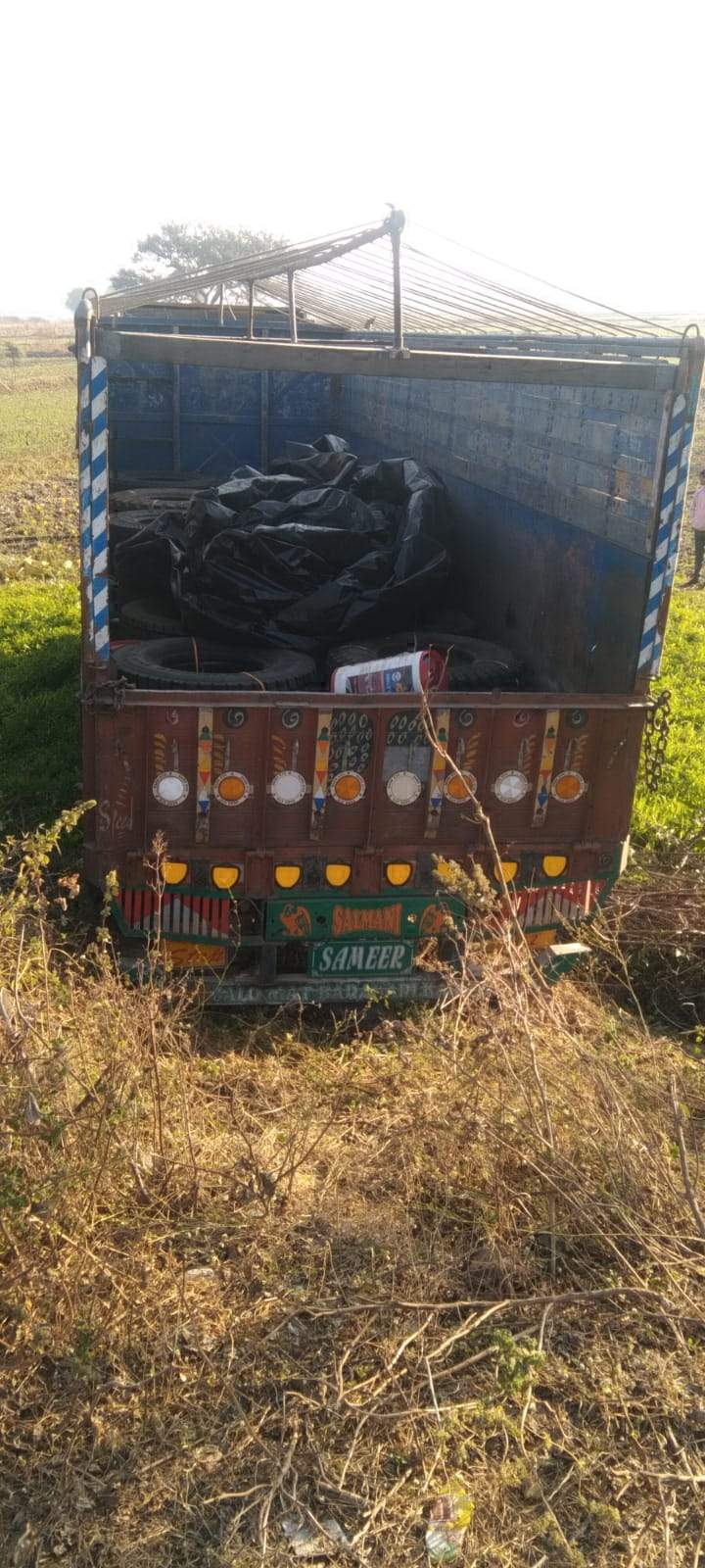 चौकीदार को बंधक बना लाखों के टायर 2 ट्रकों में भरकर फरार, उत्तराखंड के 2 बंदी चौकीदार को बंधक बना लाखों के टायर 2 ट्रकों में भरकर फरार, उत्तराखंड के 2 बंदी