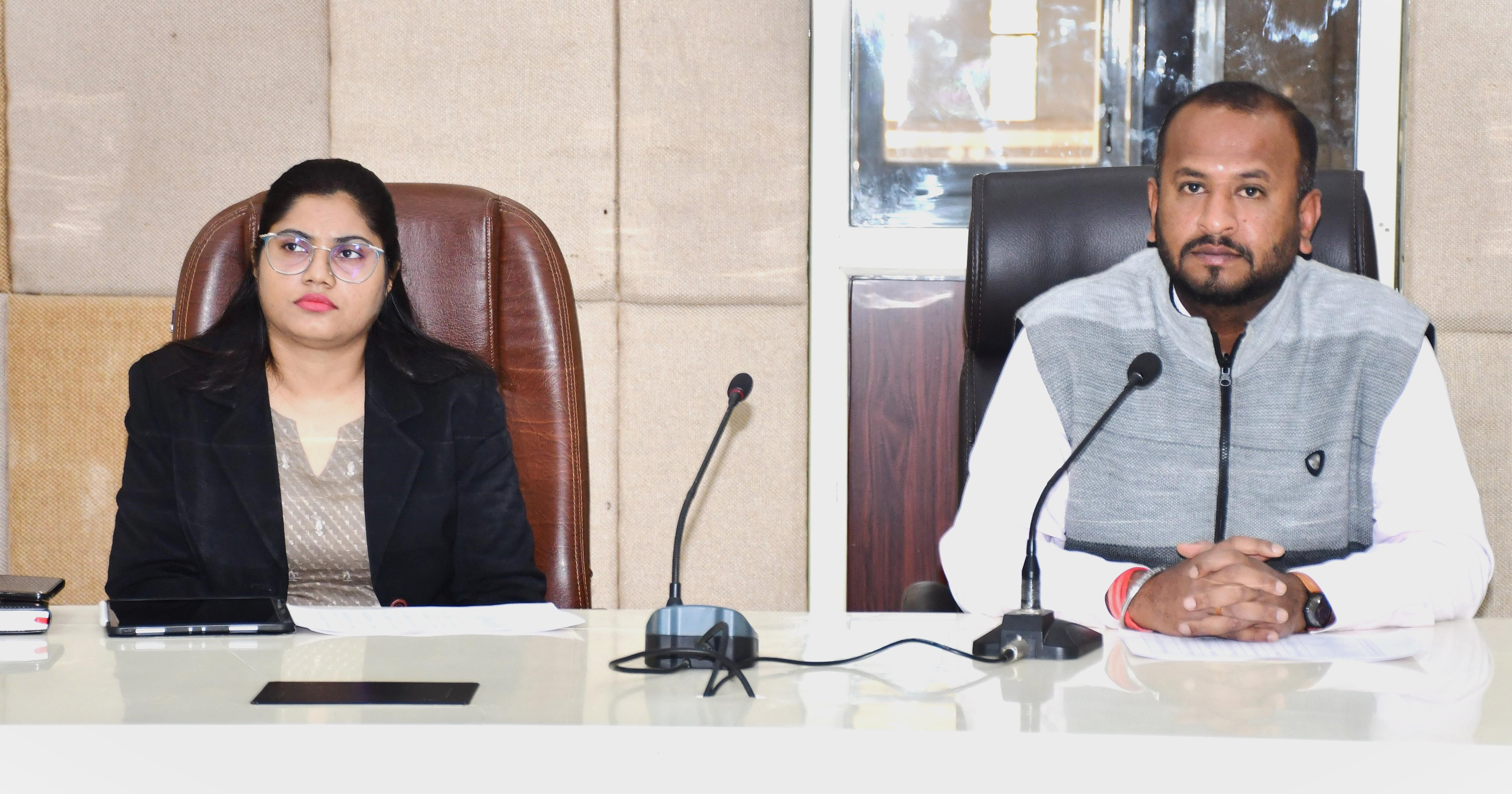 स्वास्थ्य रैंकिंग में बेहतर प्रदर्शन करने लक्ष्य के अनुरूप कार्ययोजना बनाकर करें काम-कलेक्टर