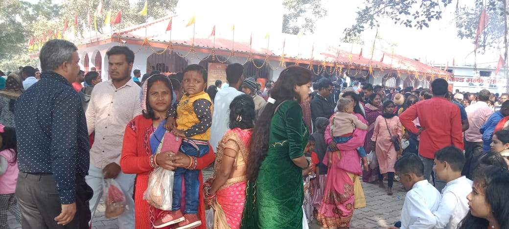 नए साल पर मंदिरों में उमड़ी भीड़, पिकनिक स्थल-उद्यान रहे गुलजार