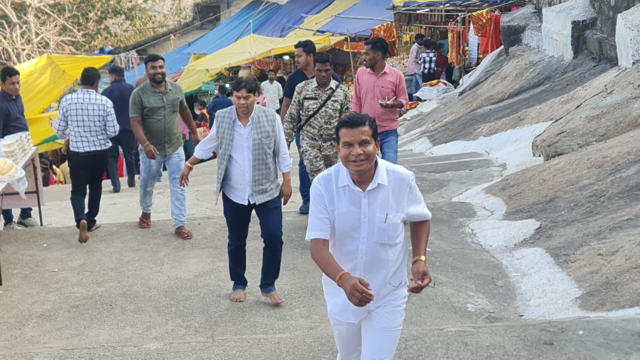 नए साल में सीढिय़ों से मां के दरबार पहुंचे मरकाम नए साल में सीढिय़ों से मां के दरबार पहुंचे मरकाम