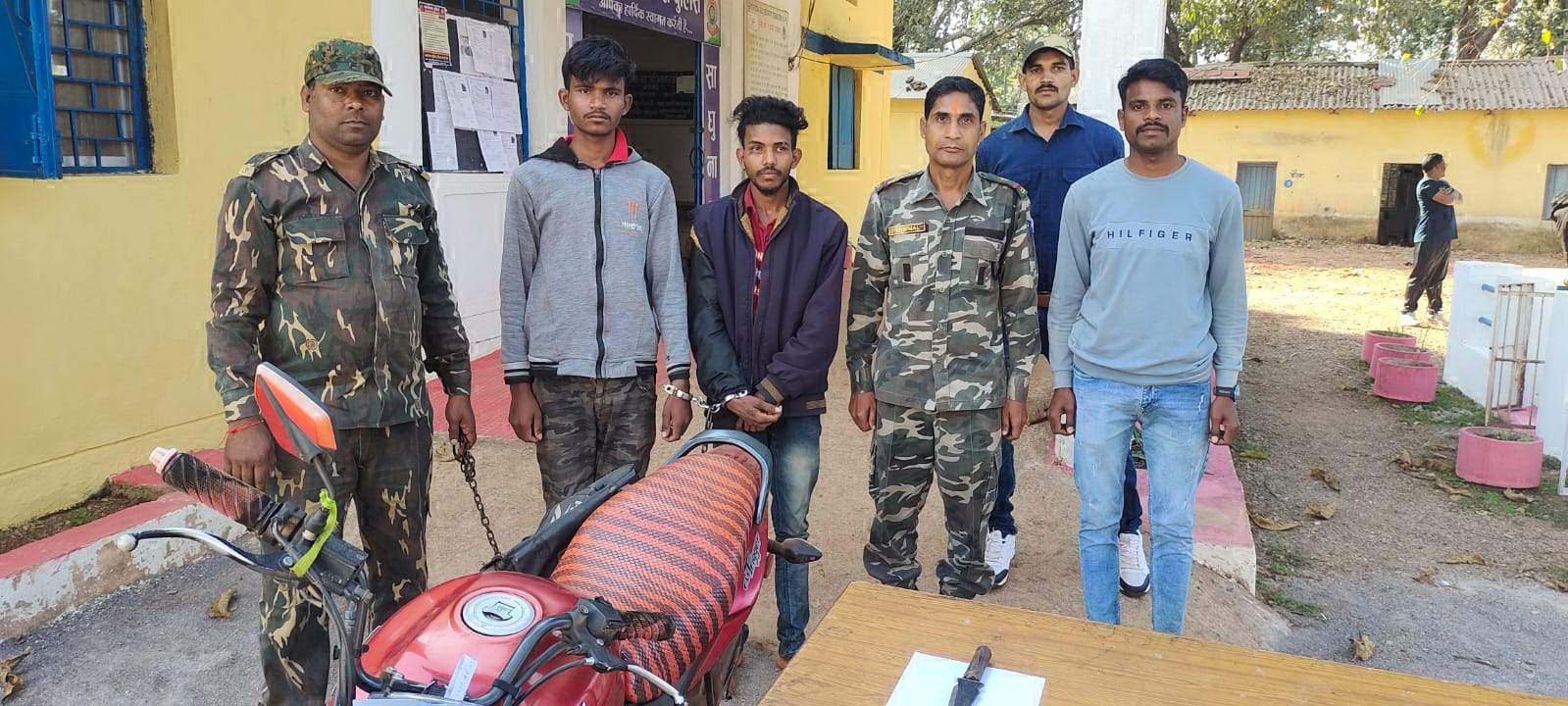 चाकू से डराने वाले 2 आरोपी गिरफ्तार