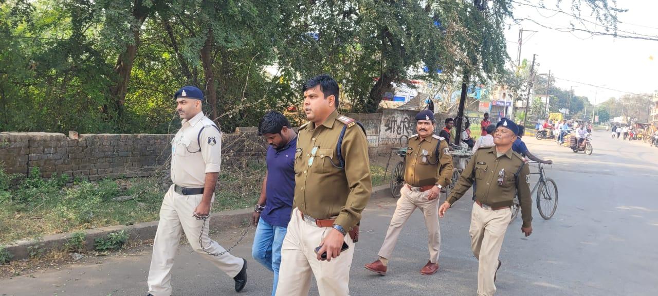 चाकूबाज गिरफ्तार, निकला जुलूस