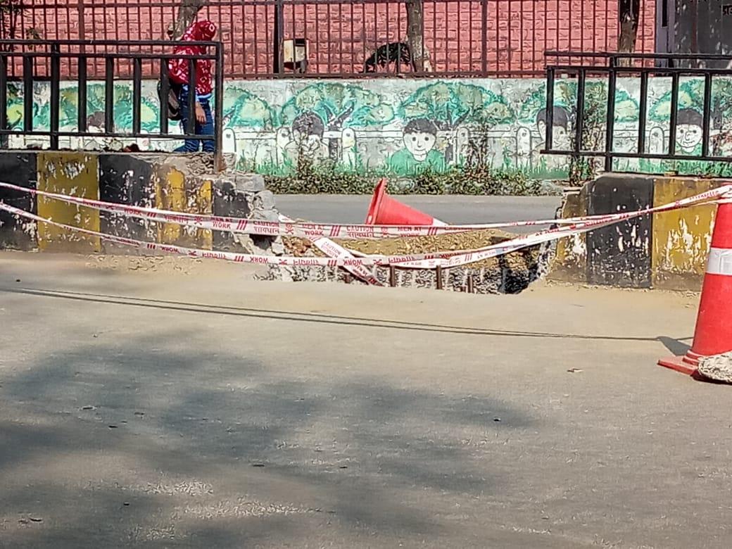 किसी के गिरने का इंतजार है कारिंदों को