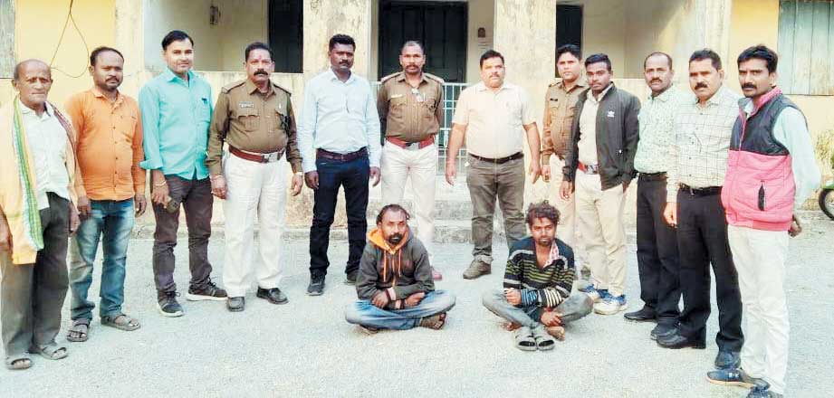 जंगली सुअर का शिकार करने वाले दो शिकारी गिरफ्तार, एक फरार