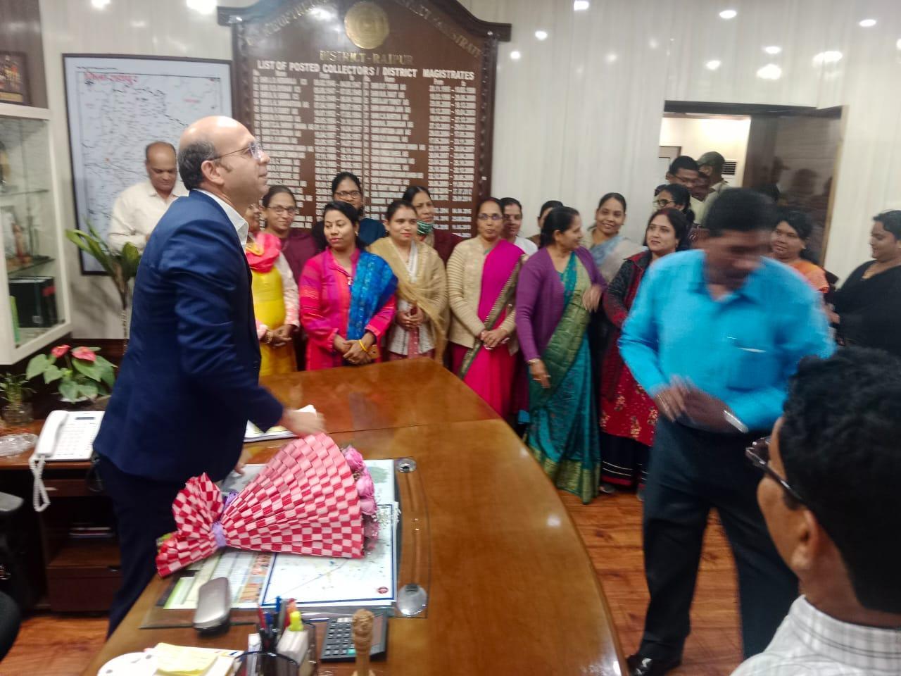 कर्मचारियों ने कलेक्टर से प्रत्यक्ष भेट कर नव वर्ष की शुभकामनाएं दी