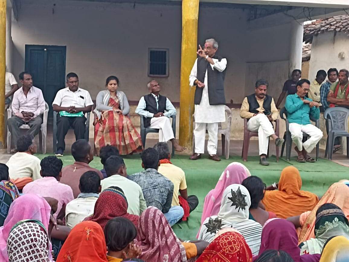 'मोर आवास-मोर अधिकार' कार्यक्रम में शामिल हुए पूर्व सांसद चंदूलाल 'मोर आवास-मोर अधिकार' कार्यक्रम में शामिल हुए पूर्व सांसद चंदूलाल