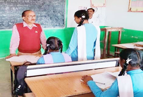 डीईओ ने किया स्कूलों का निरीक्षण, अनेक शिक्षक मिले नदारद, कटेगा एक दिन का वेतन