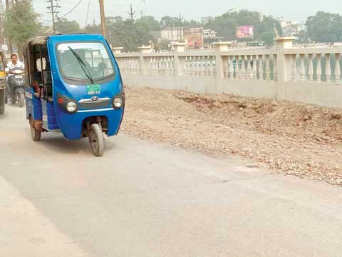 बूढ़ातालाब रोड पर धूल का गुब्बार प्रतिदिन लाखों जनता परेशान