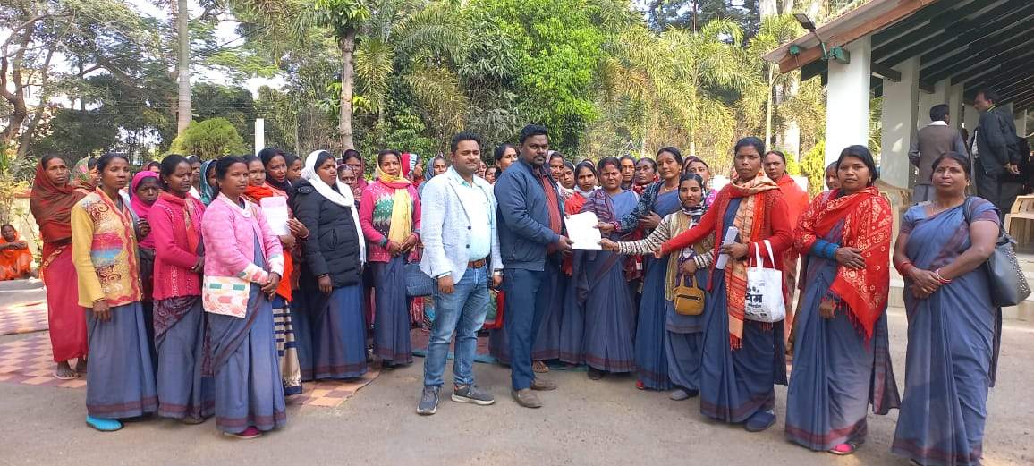 मांगों को ले आंबा कार्यकर्ता व सहायिकाओं ने सौंपा ज्ञापन