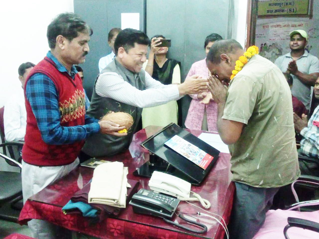 भृत्य को सेवानिवृत्त पर दी विदाई