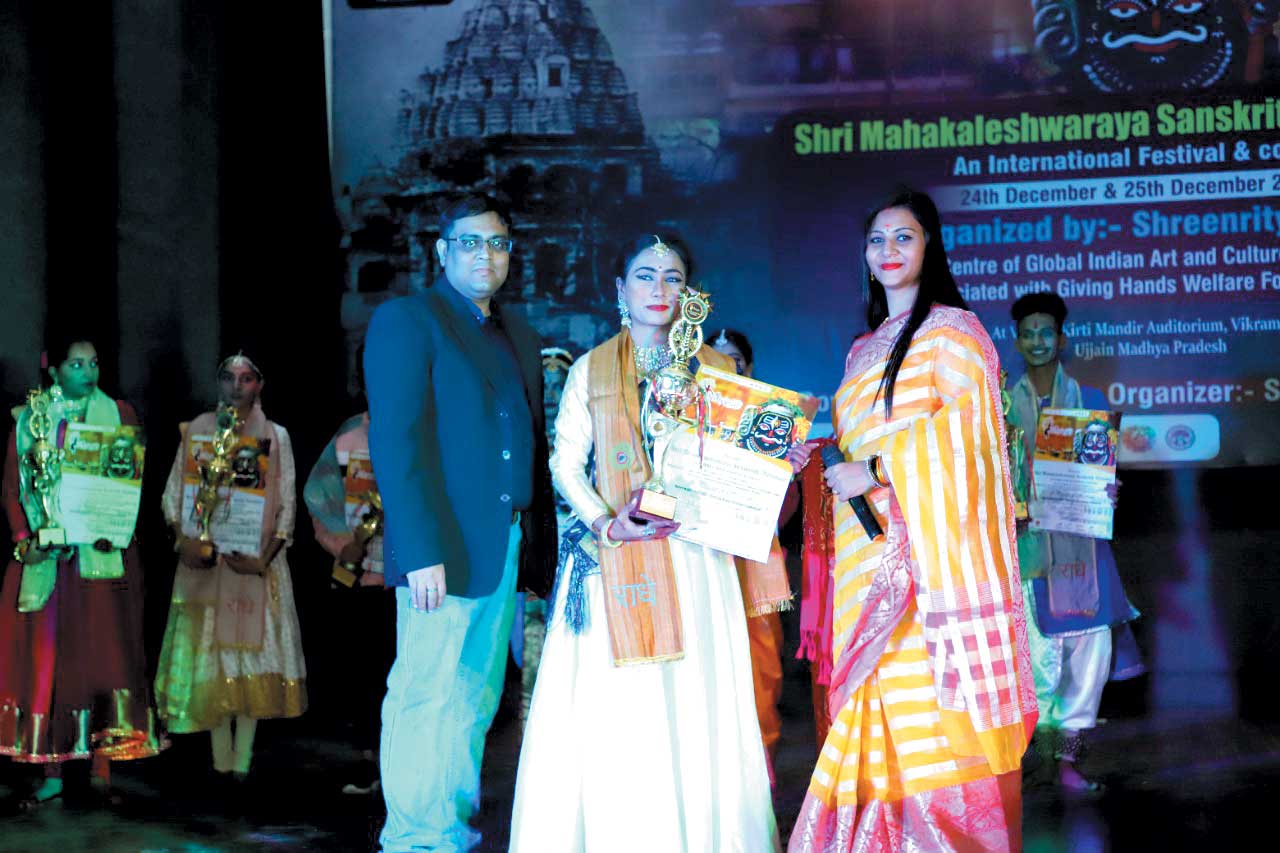 चिरमिरी की हनी सोनी को श्री नटराज कलारत्न सम्मान