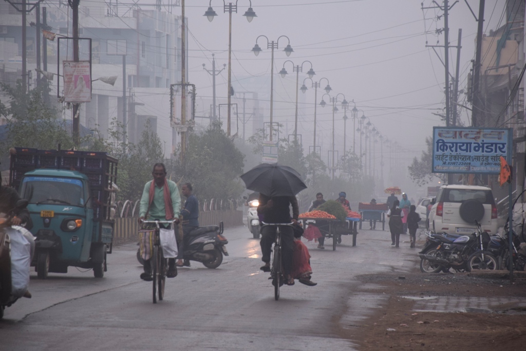 घना कोहरा और हल्की बारिश लिए मौसम का रूख बदला
