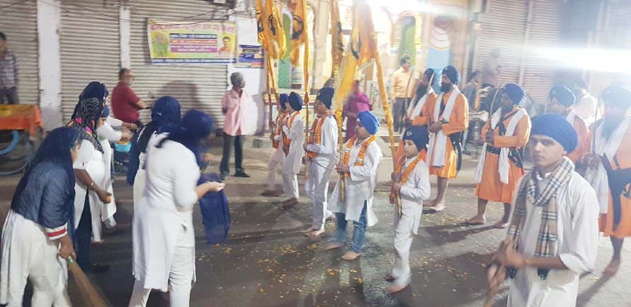 गुरु गोविंद सिंह के प्रकाश पर्व पर निकाली शोभायात्रा,  गतका दल ने दिखाए हैरतअंगेज करतब