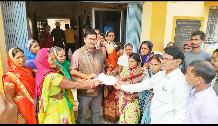 आवास के नाम पर पैसे मांगने का आरोप 