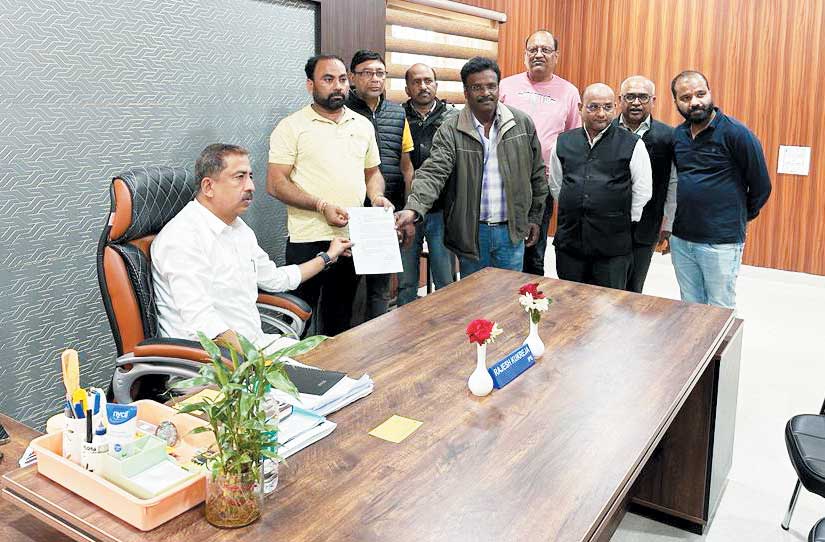 कथित पत्रकारों पर वसूली का आरोप, एसपी कार्यालय पहुँचे क्रशर-चूना भठ्ठा मालिक