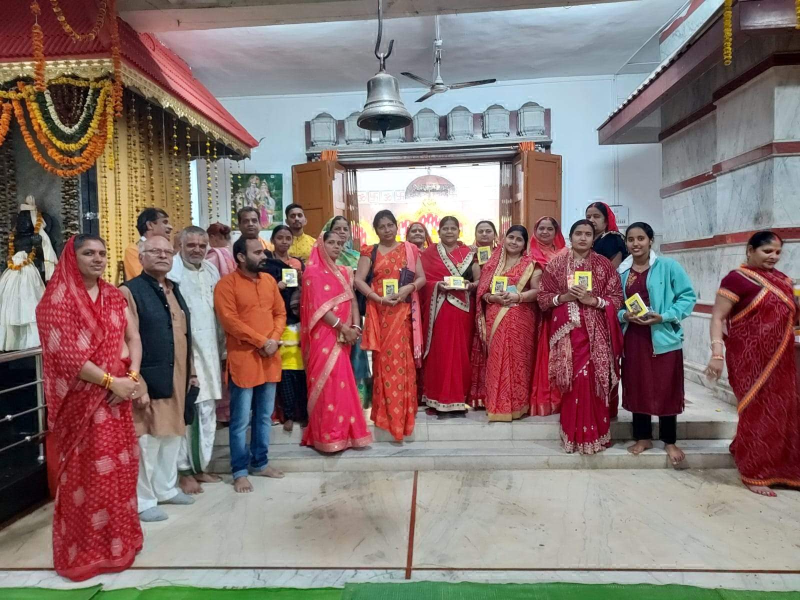 महाआरती के बाद भगवत गीता व हनुमान चालीसा का वितरण