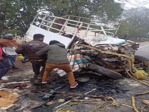 ट्रक-पिकअप में भिड़ंत, फंसे ड्राइवर और साथी को निकाला ट्रक-पिकअप में भिड़ंत, फंसे ड्राइवर और साथी को निकाला