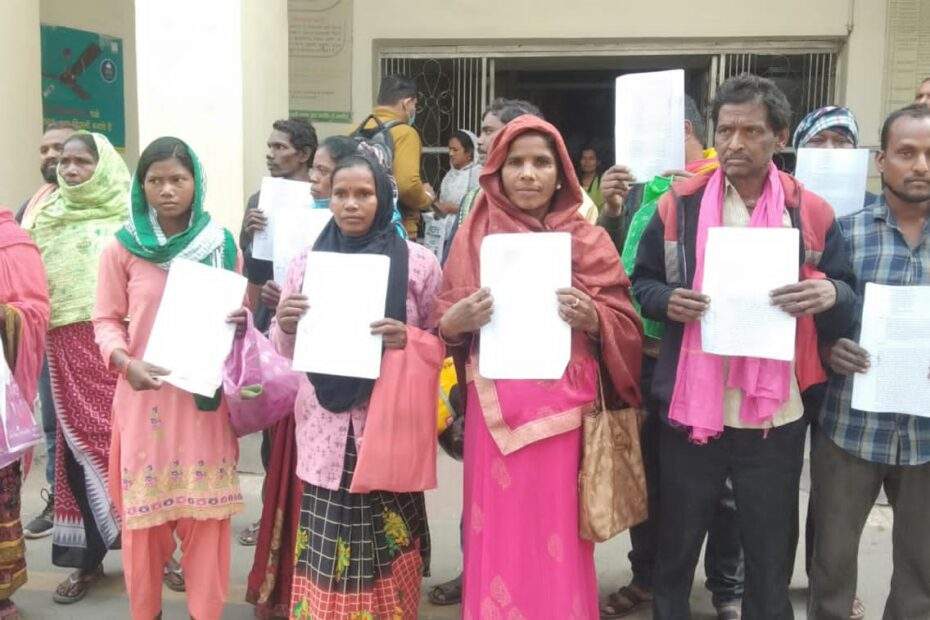 लाखा की वनभूमि पर काबिज लोगों को सरपंच ने थमाया बेदखली नोटिस