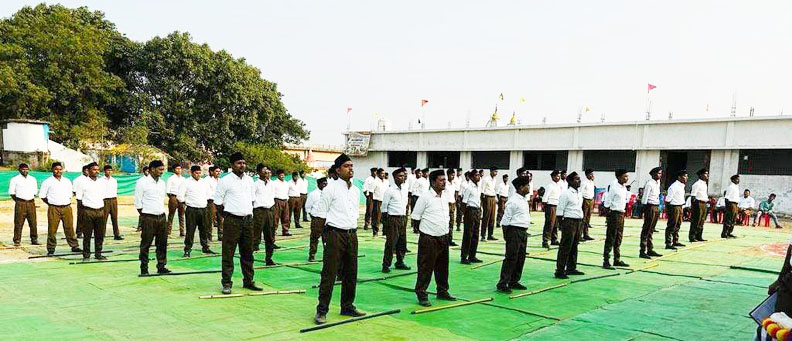आरएसएस के प्रशिक्षण वर्ग में योग, कराते और डंडा चालन आरएसएस के प्रशिक्षण वर्ग में योग, कराते और डंडा चालन