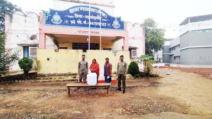 25 लीटर कच्ची महुआ शराब के साथ महिला गिरफ्तार 25 लीटर कच्ची महुआ शराब के साथ महिला गिरफ्तार