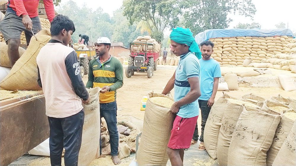 धान खरीदी केन्द्रों में उठाव, शासन-प्रशासन की व्यवस्थाओं से किसानों में खुशी धान खरीदी केन्द्रों में उठाव, शासन-प्रशासन की व्यवस्थाओं से किसानों में खुशी