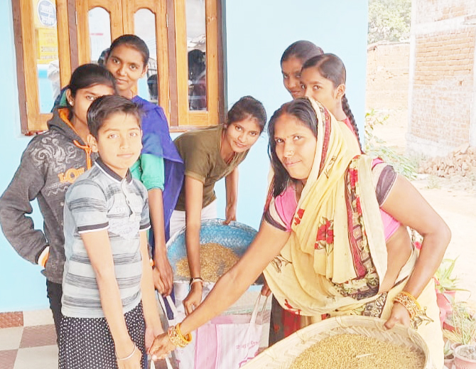 छेरछेरा में धान की जगह मिल रहा चावल और चाकलेट