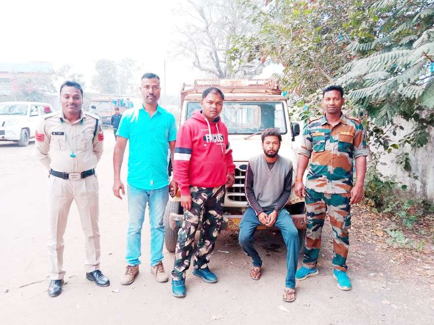 बिजलीकर्मी बनकर गांव का ट्रांसफार्मर लेकर भाग रहे युवकों को ग्रामीणों ने पकड़ा