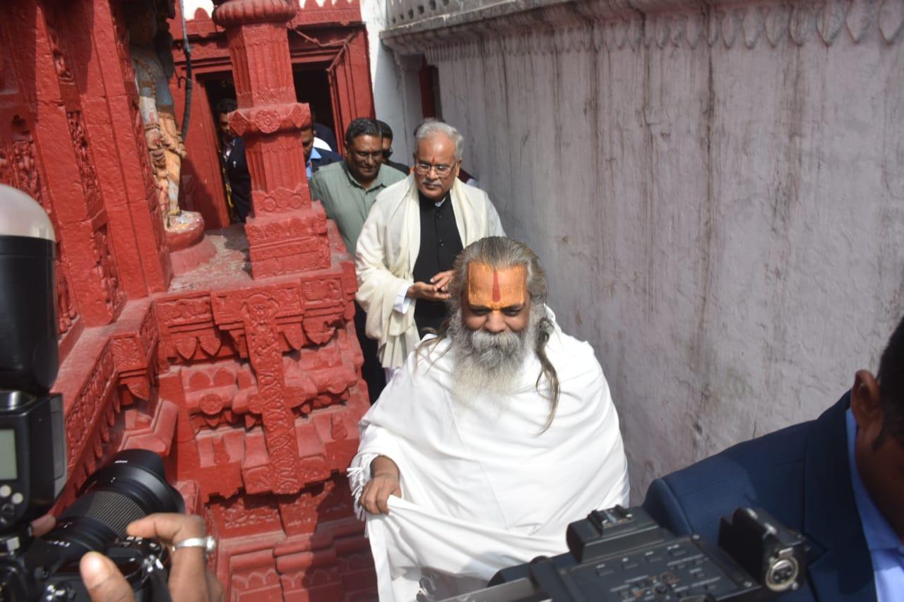 सीएम बघेल ने छेरछेरा मांगा, महंत ने 2.11 लाख दिए