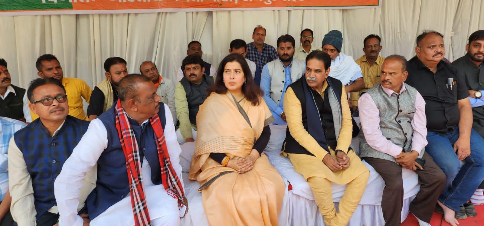 मूणत के बेमुद्दत धरने के तीसरे दिन सरोज,डॉ.रमन पहुंचे