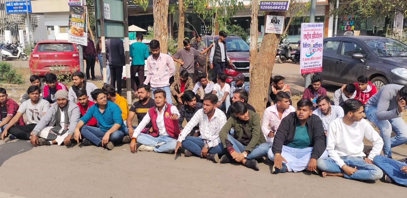 यूथ हब के समर्थन में छात्रों का हस्ताक्षर अभियान