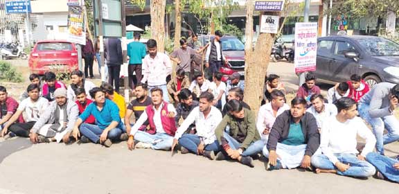 यूथ हब के समर्थन में छात्रों का हस्ताक्षर अभियान