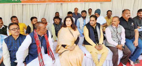 मूणत के बेमुद्दत धरने के तीसरे दिन सरोज, डॉ.रमन पहुंचे